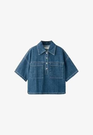 Denim kortærmet skjorte med bred krave, knaplukning foran og to store rektangulære brystlommer.