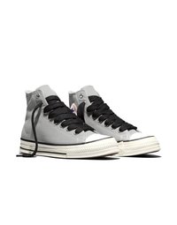 Par grå høye lærredssneakers med svarte snøringer og hvite gummisåler på hvit bakgrunn.