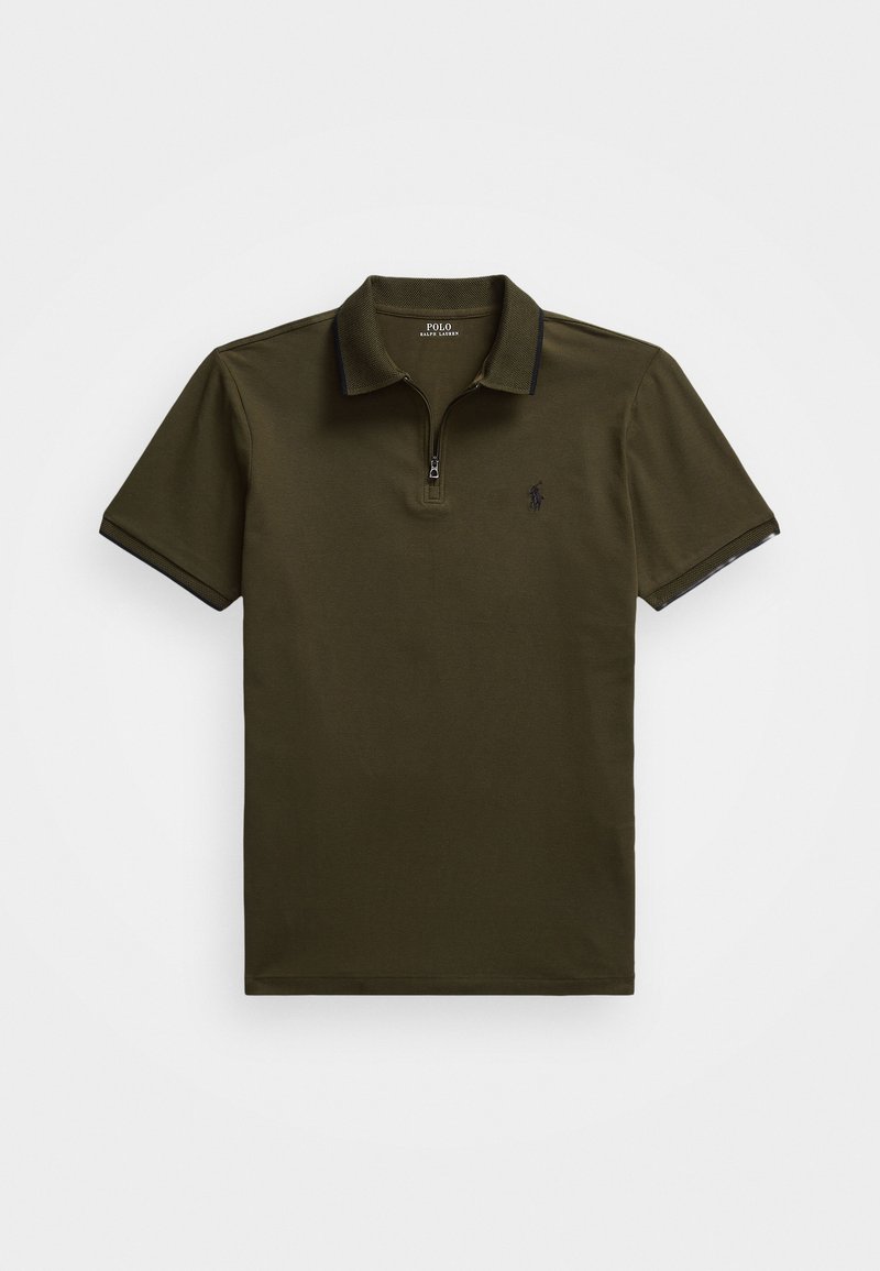 Olivroheline lühikeste varrukatega polo särk vetri kaelusega, sooniku kraega ja diskreetsete tumesinine aktsentidega. Vasakul rinnal on broderi logo.