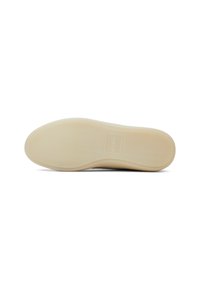 Suola di scarpa beige chiaro con una texture in gomma liscia e un motivo a spina di pesce. Presenta un logo rettangolare impresso al centro.
