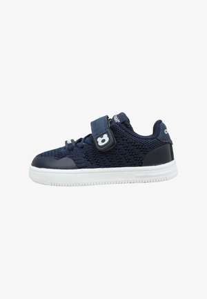 Zapatilla infantil azul marino con parte superior de punto transpirable, cierre de velcro, suela blanca y logo de la marca en la cinta y el talón.