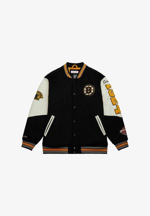 Giacca varsity nera con maniche crema, dotata di logo dei Boston Bruins, colletto e polsini a righe, e tasche laterali.
