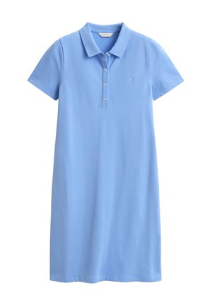 Lichtblauwe polo jurk met korte mouwen, een kraag, een knoopsluiting met vier knopen en een subtiel geborduurd logo op de linkerborst.