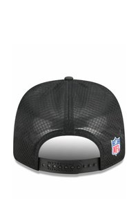 Schwarze Snapback-Cap mit strukturiertem Mesh-Design, featuring einem Pittsburgh Steelers-Logo und verstellbarem Kunststoffriemen auf der Rückseite.