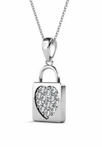 Pendente a forma di cuore in argento con cristalli trasparenti incastonati, sospeso a una catena in argento. Texture liscia, finitura lucida e piccoli dettagli in metallo.