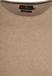 Beige katoenen-kasjmier sweater met een geribbelde halslijn en een zachte textuur. Etiket leest "Steppin' Out, House of Classics, Katoen Kasjmier."