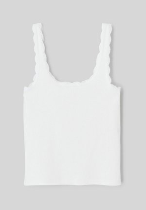 Débardeur blanc côtelé avec bordure en dentelle festonnée sur les bretelles et l'encolure, présenté sur fond gris clair.