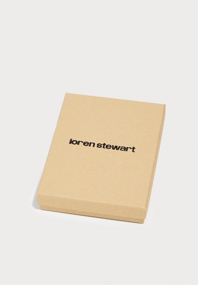 Hnedá lepenková krabica s plochým vrchom, na prednej strane s čiernym nápisom "loren stewart". Jednoduchý dizajn, štvorcový tvar.