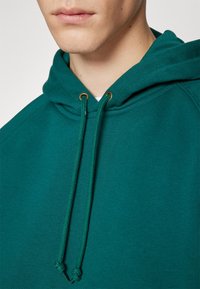 Carhartt WIP HOODED CHASE - Jersey con capucha - chervil/gold