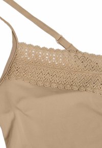 Beige stoffen top met fijne kanten rand langs de bovenrand, voorzien van verstelbare banden en een gladde textuur.