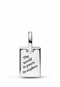 Pendente rettangolare in argento con finitura lucida, caratterizzato da testo inciso: "Il mondo è tuo da esplorare." Semplice anello per il fissaggio.