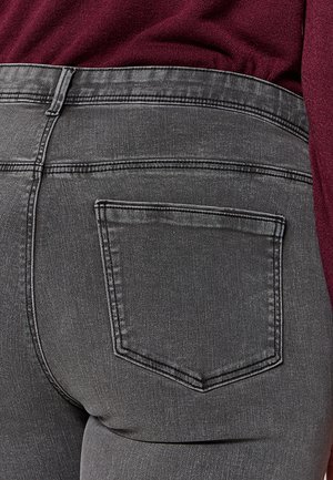 ONLY Carmakoma, CARALLY MID WAIST SK DNM BOX - Jeans Skinny - grey denim