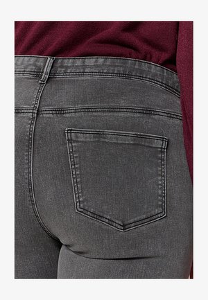 ONLY Carmakoma, CARALLY MID WAIST SK DNM BOX - Džínsy skinny fit - grey denim