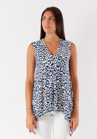 Top senza maniche blu e bianco con design a stampa leopardata, scollatura a V, tessuto morbido e taglio fluido con orlo asimmetrico.