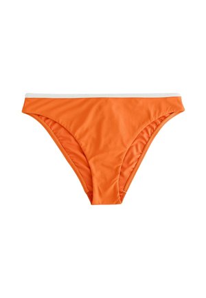 Jaskrawo pomarańczowy dół bikini z białym paskiem w talii, wyłożony na płasko na białym tle.