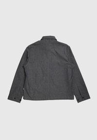 Szara marynarka w prążki z długimi rękawami, kołnierzem, zapinanymi na guziki mankietami i gładką fakturą. Widok z tyłu z minimalnymi detalami.