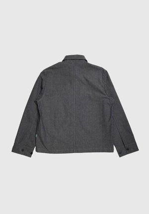 Grijze overhemdjas met krijtstreep, lange mouwen, een kraag, knoopmanchetten en een gladde textuur. Achteraanzicht met minimale details.