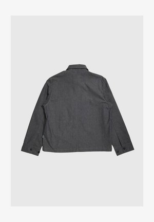 Pelēks svītrainu krekla žakete ar garām piedurknēm, apkakli, pogātas aproces un gludu tekstūru. Skats no aizmugures ar minimālu detaļu.