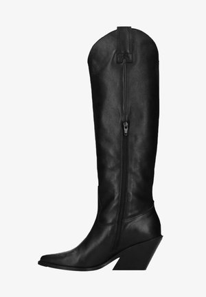 Zwarte leren kniehoge laars met een rits aan de zijkant en een schuine blokhak, voorzien van een trekband bovenaan.