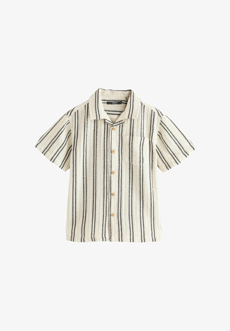 Chemise à manches courtes à boutons avec rayures verticales noires et blanches et une poche poitrine sur fond blanc.