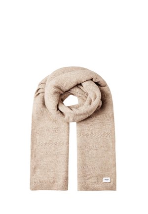 Beige gebreide sjaal met een gestructureerd patroon, in een cirkel gelegd met twee uiteinden die naar beneden hangen en een klein wit label aan één uiteinde.