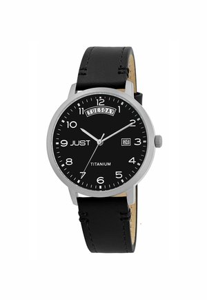 Titan-Uhr mit schwarzem Zifferblatt, weißen Stundenmarkierungen, silbernen Zeigern, schwarzem Lederarmband und Datumsanzeige. Der Tag wird oben angezeigt.