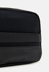 Tommy Hilfiger TEXTURE BLOCK WASHBAG UNISEX - Vrecko na pranie - black