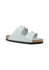 Sandali azzurri chiari con due ampie cinghie, realizzati in materiale liscio. Suola in sughero con un battistrada in gomma nera, caratterizzati da un design minimalista.
