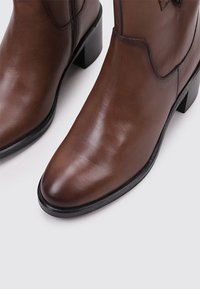 Sandra Fontán Boots à talons - camel