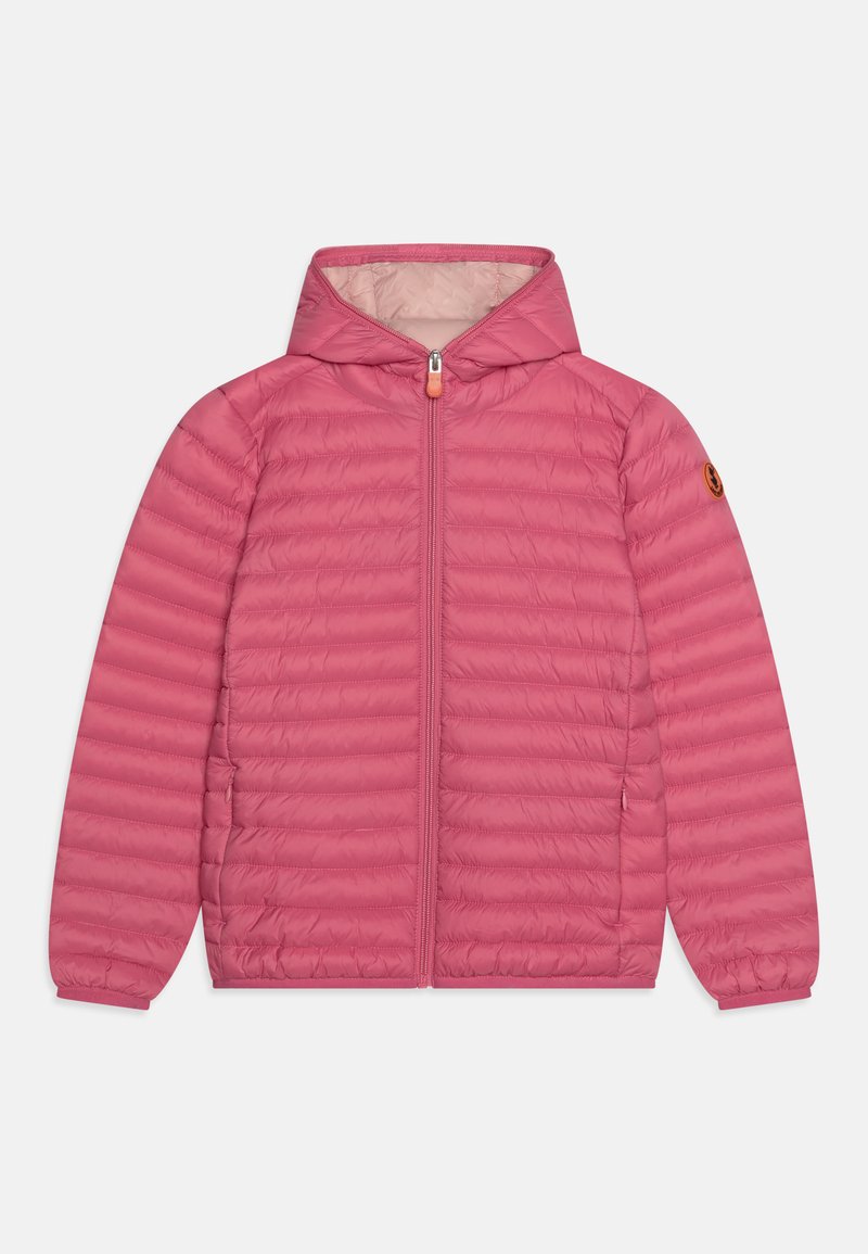 Rosa Puffjacke mit horizontalem Steppmuster, Kapuze, vollständigem Reißverschluss und elastischen Bündchen. Mit einem Logo-Patch auf dem linken Ärmel.