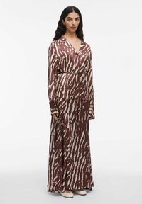 Robe longue et chemisier assorti en bordeaux et crème avec un motif de rayures de tigre ; comprend un col, des manches longues et une taille nouée.