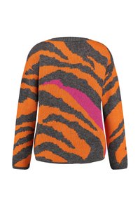 Strickpullover mit grauem Hintergrund und kräftigen orangefarbenen und schwarzen Tigerstreifen, akzentuiert durch ein pinkes Schwungdesign. Lässige Passform.