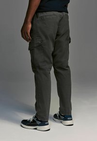 Next UNCUFFED STRETCH UTILITY  REGULAR FIT
 - Kareiviško stiliaus kelnės - charcoal grey