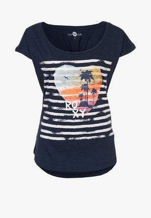 T-shirt en coton bleu marine avec un col rond dégagé, des manches courtes, des rayures horizontales blanches, un motif de cœur et un design de palmier aux couleurs de coucher de soleil.