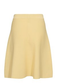 Jupe trapèze jaune clair, longueur genou, avec une large ceinture et une texture lisse, présentée à plat sur un fond blanc.
