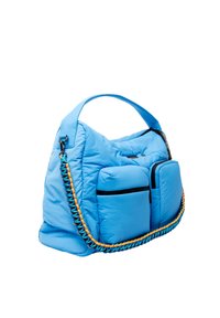 Blauwe gewatteerde tas met twee zakken aan de voorkant, zwarte ritsen en een stevige kettingriem met oranje en groene accenten. Gladde textuur.