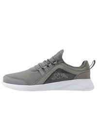 Grå atletisk sneakers med mesh-stof, elastiske snørebånd, hvid sål og Kappa-logo på siden og hæltab.