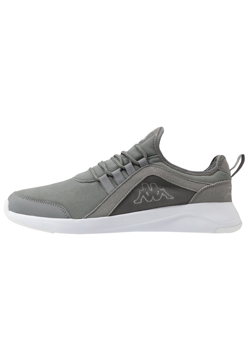 Grå atletisk sneakers med mesh-stof, elastiske snørebånd, hvid sål og Kappa-logo på siden og hæltab.