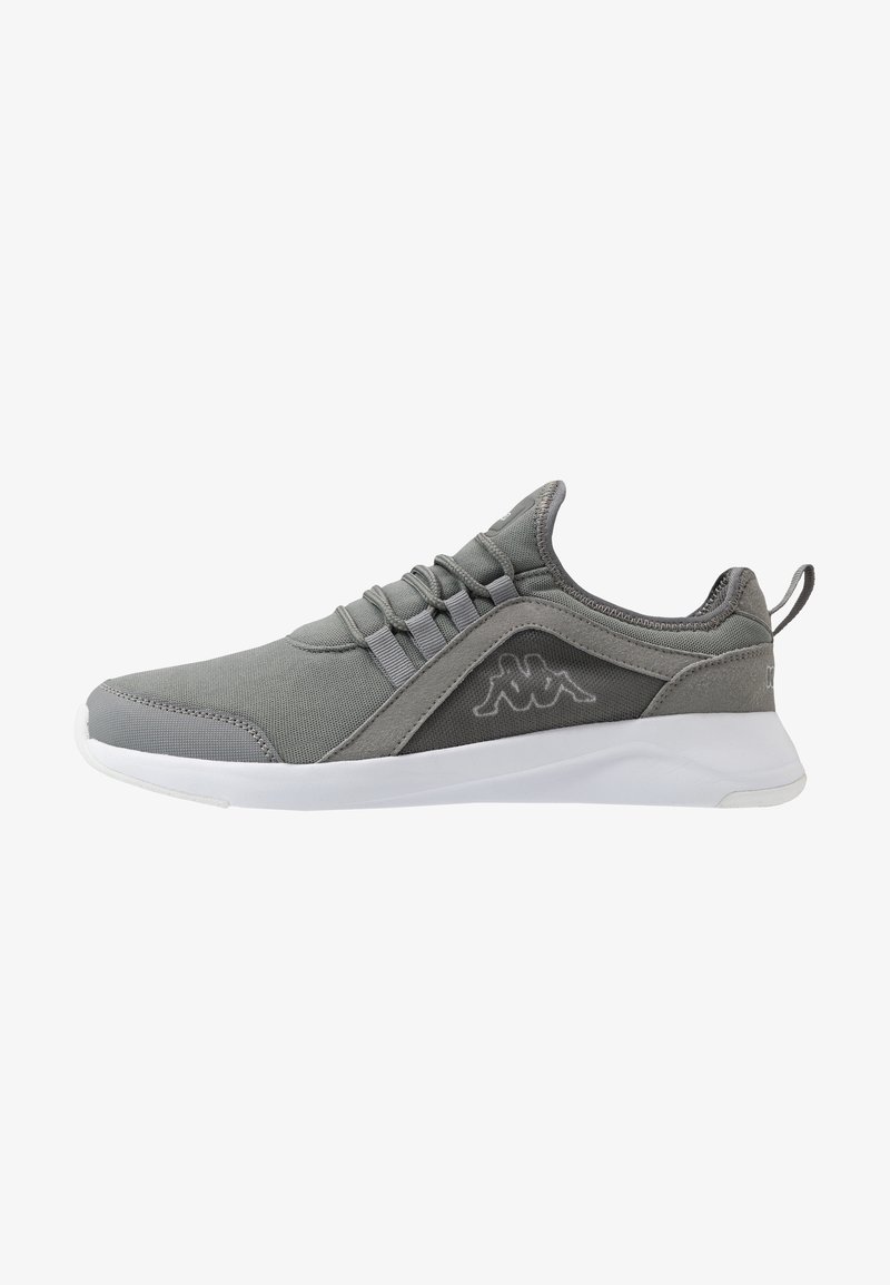 Grå atletisk sneakers med mesh-stof, elastiske snørebånd, hvid sål og Kappa-logo på siden og hæltab.
