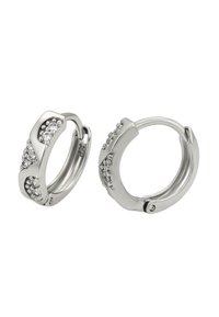 Ezüstszínű karika fülbevalók, sima kialakítással, váltakozóan áttetsző drágakő-részekkel és polírozott fémmel.