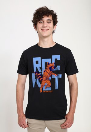 Sort bomuld T-shirt med en grafik af en vaskebjørn i orange med blå accenter og store blå tekst "ROCKET" og "ENDGAME".