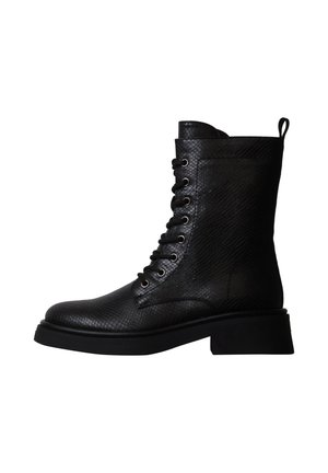 Botte de combat noire mi-mollet en cuir texturé, lacets à l'avant, languette à l'arrière et semelle épaisse à talon bas.