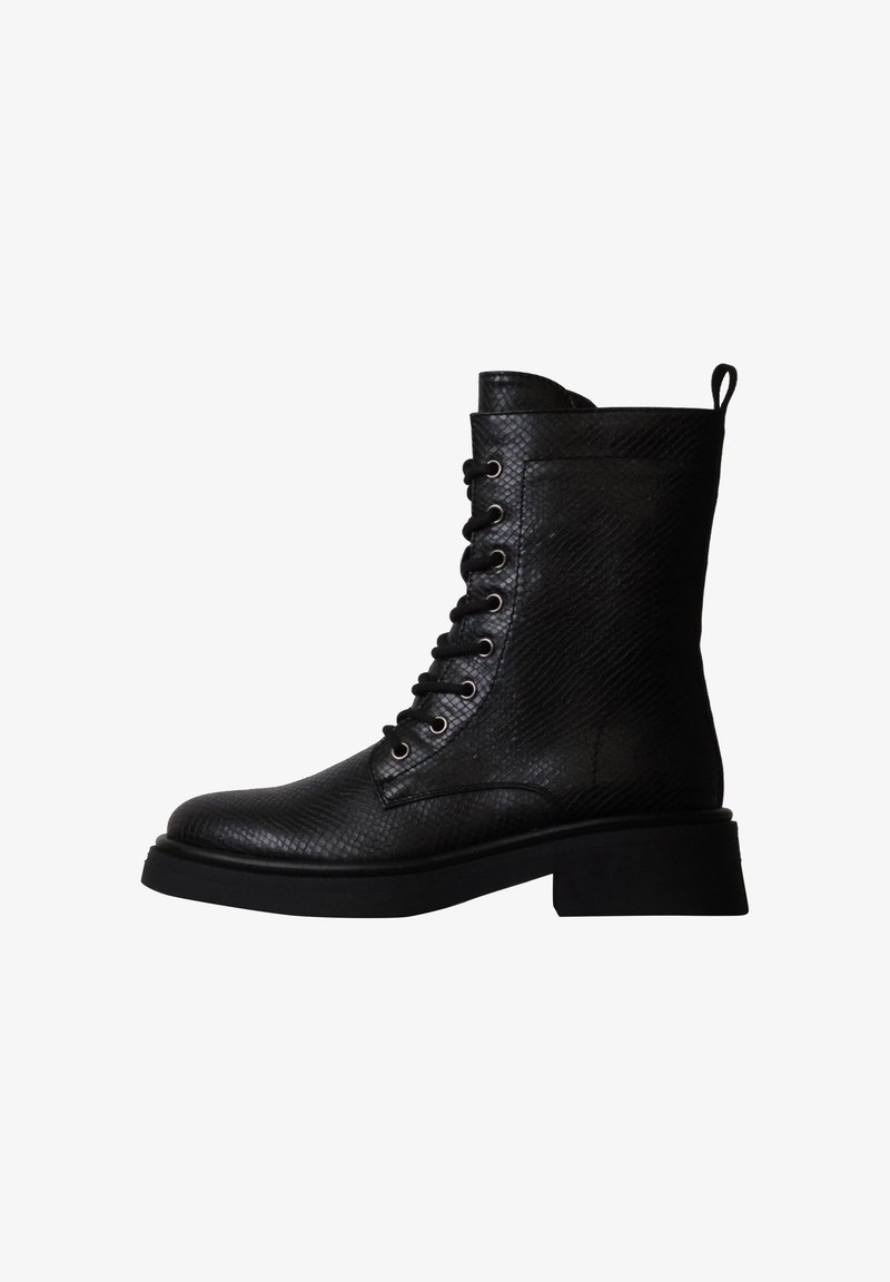 Botte de combat noire mi-mollet en cuir texturé, lacets à l'avant, languette à l'arrière et semelle épaisse à talon bas.