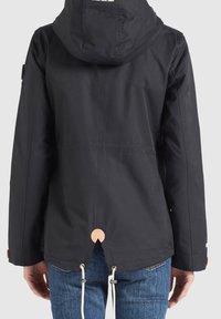 Veste imperméable noire avec capuche, cordon de serrage ajustable à l'ourlet et accents en cuir. Présente un design simple et fonctionnel.