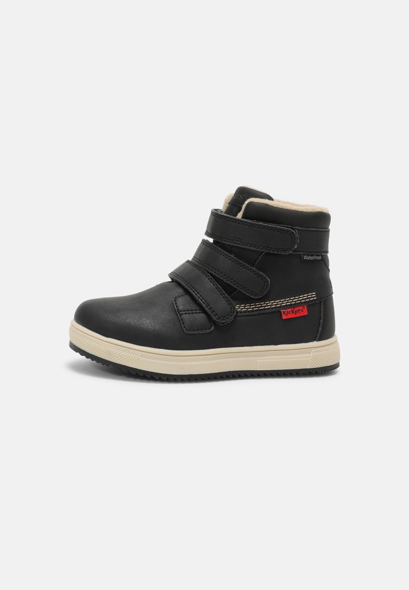 Stivali alti impermeabili neri con due cinturini in Velcro, foderati in faux pelliccia color beige e suola in gomma con motivo di battistrada. Logo Kickers sul lato.