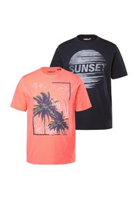 To t-shirts: en koralfarvet med palmer grafik og teksten "Summer Vibes", og en marineblå med teksten "SUNSET" i cirkulært design.
