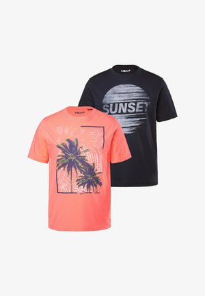 Dvě trička: jedno korálové s grafikou palmy a textem "Letní atmosféra", a jedno námořnické s textem "ZÁPAD SLUNCE" na kruhovém designu.