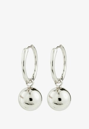 Sølvøreringe med glatte, reflekterende kugleformede vedhæng. Har en poleret finish og et rent, minimalistisk design.