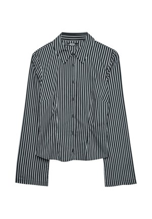 Camicia abbottonata cropped con maniche lunghe, realizzata in tessuto con strisce verticali bianche e nere, colletto standard e due tasche frontali.