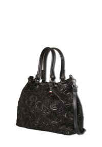 Sac à main en cuir noir avec des motifs en relief en spirale, deux poignées, une bandoulière réglable et une petite étiquette avec un drapeau italien.